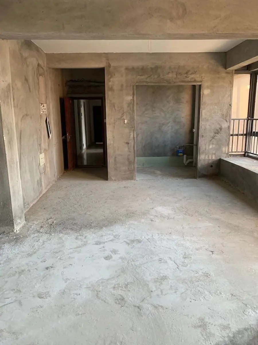 Pregătire structurală prin decopertare integrală până la placa de beton pentru renovare apartament în București