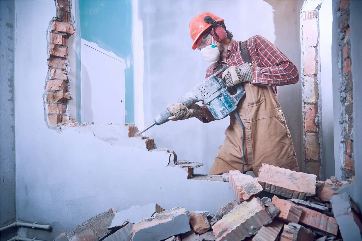 Demolare beton cu picamer în Titan.