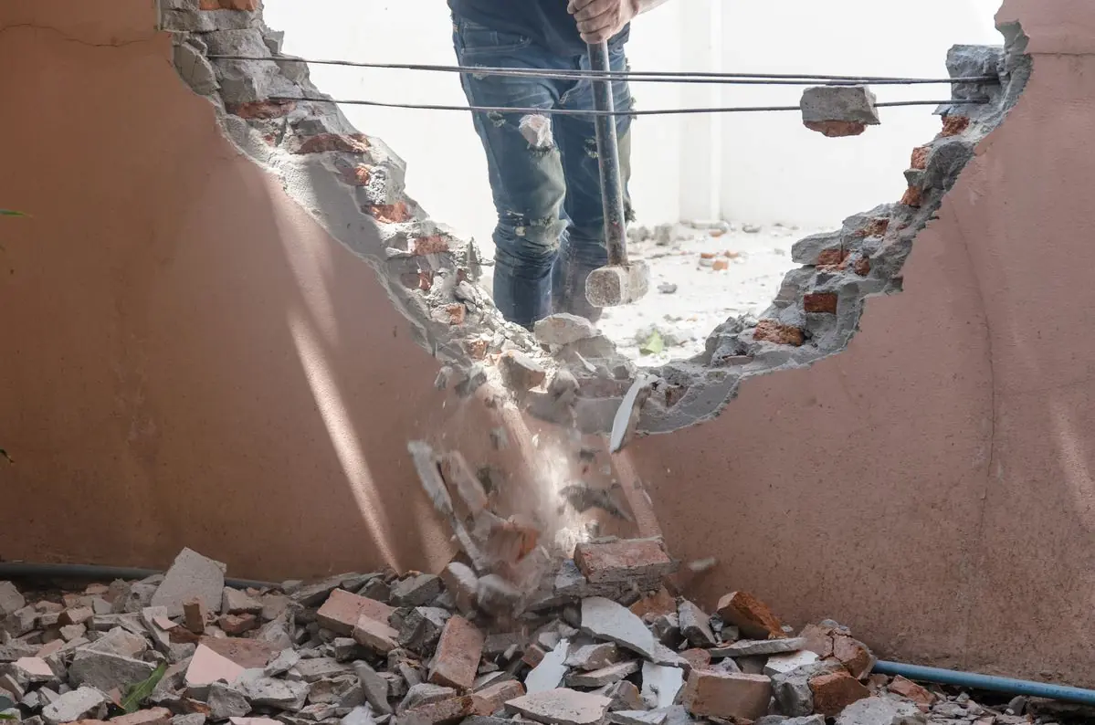 Demolare zid de cărămidă în Colentina