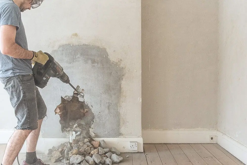 Demolare perete interior în Pajura.