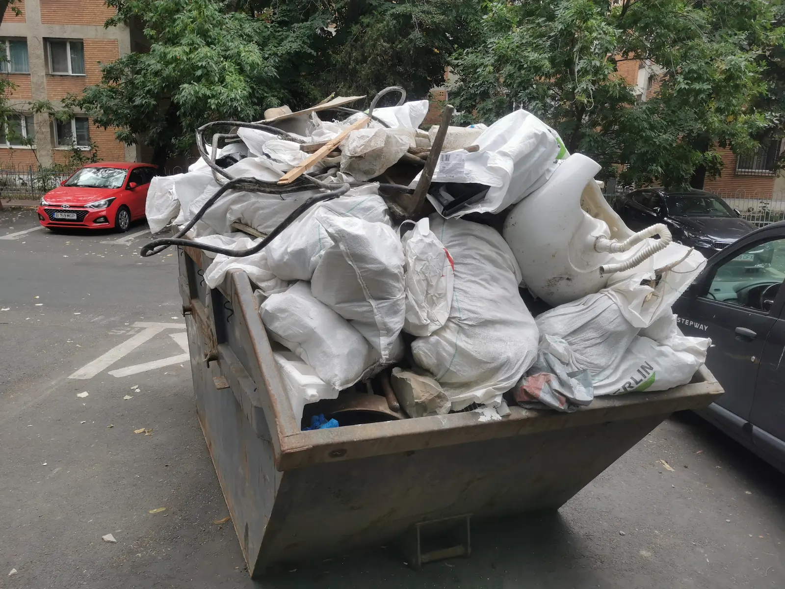 Container de moloz de 7 mc folosit pentru deșeuri din renovare în București