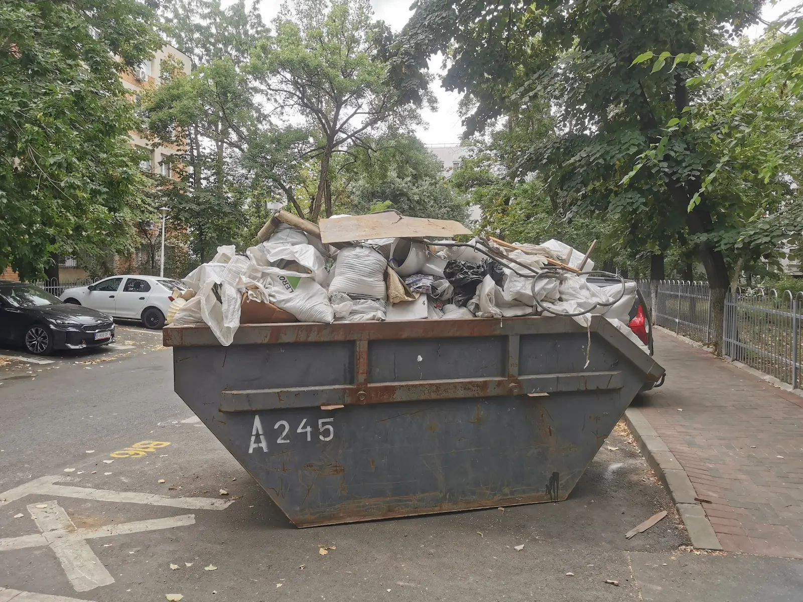 Container de moloz încărcat cu deșeuri din renovare în București