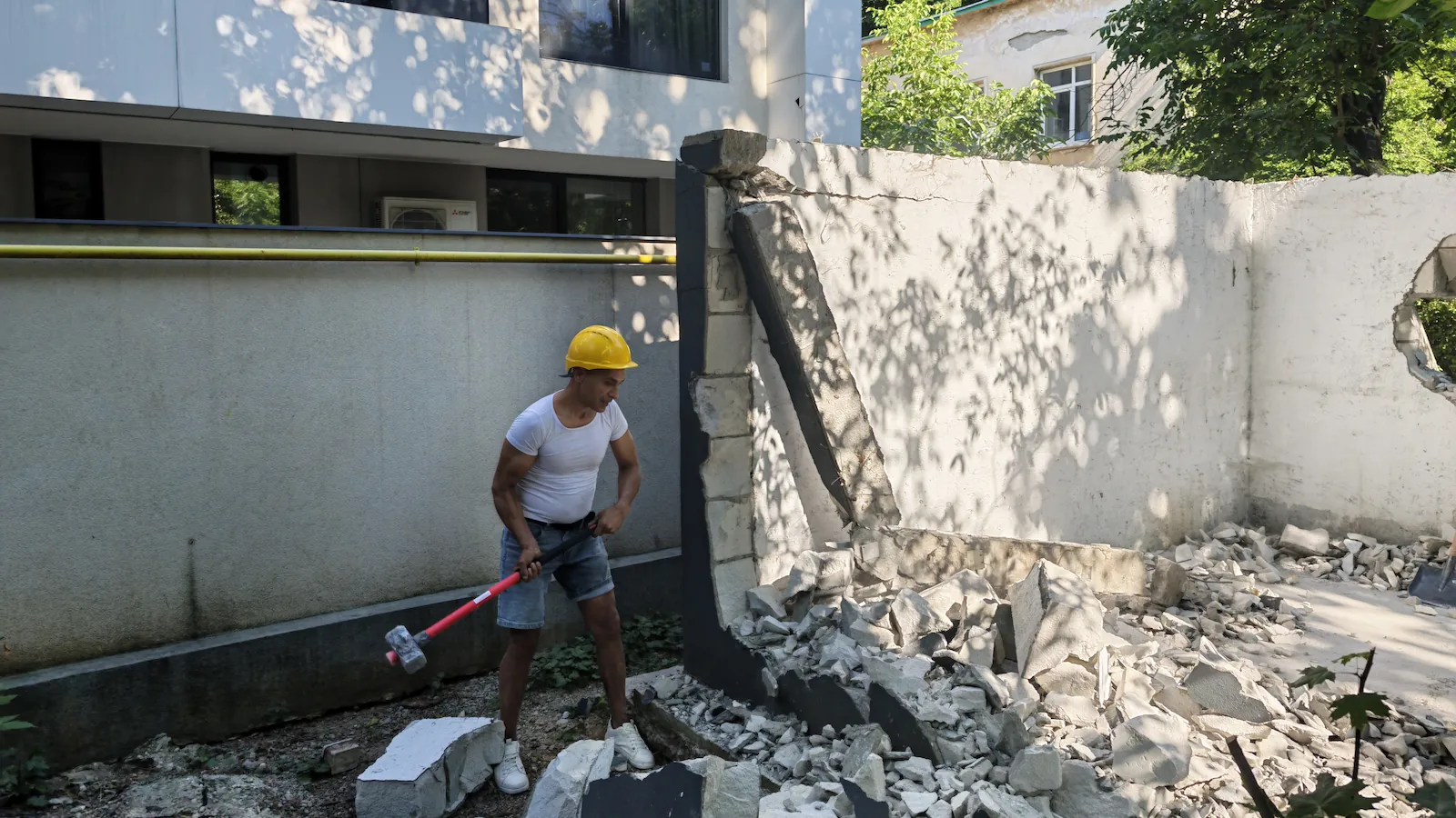 Estimare prețuri demolări București: lucrare reală de demolare cu moloz pregătit pentru evacuare