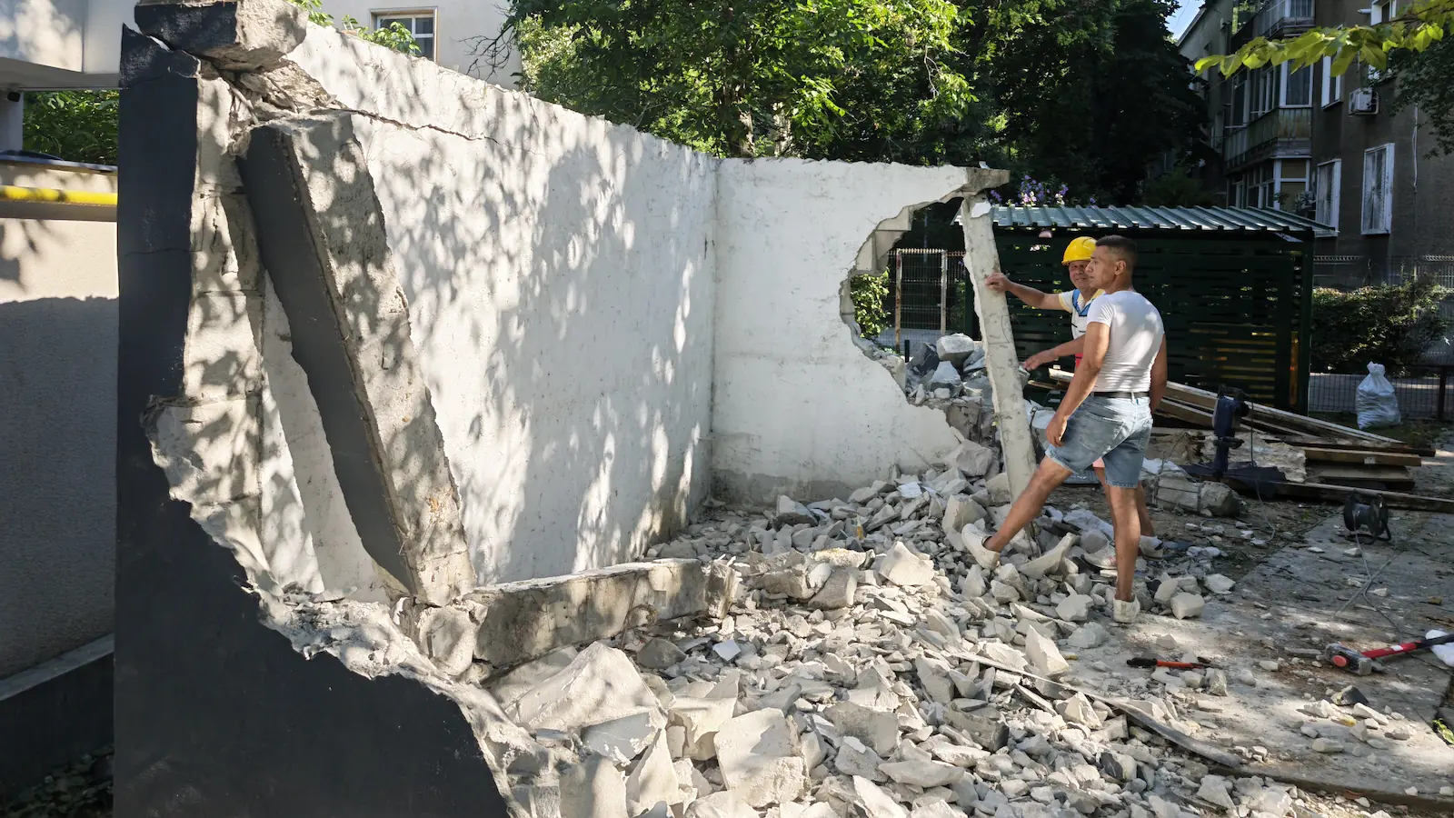 Moloz rezultat dintr-o lucrare de demolare, pregătit pentru evacuare în București.