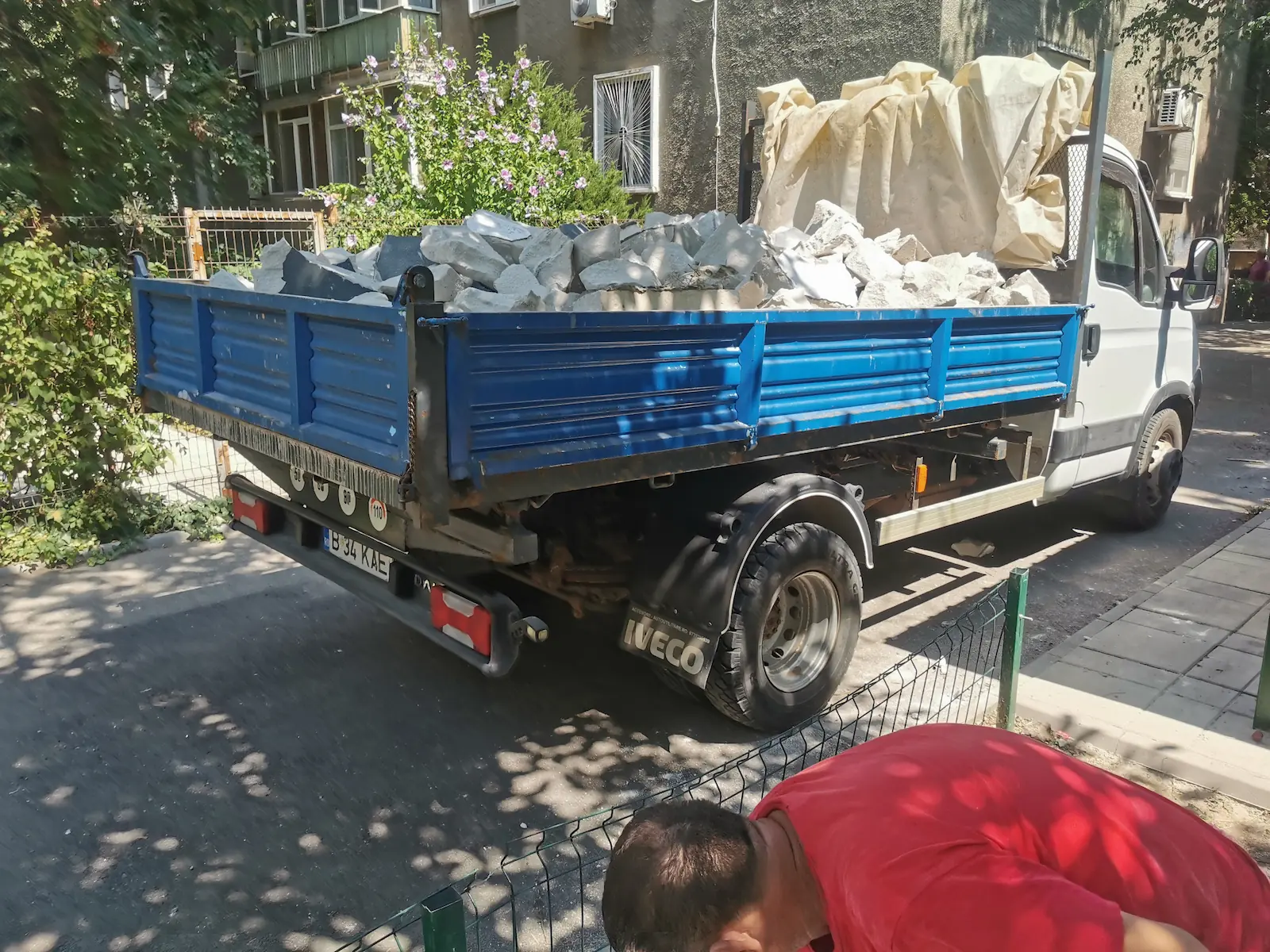 Autoutilitară cu platformă încărcată cu moloz, pregătită pentru evacuare în București
